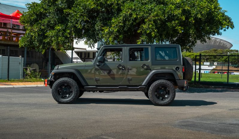 
								2015 Jeep Wrangler Unlimited 3.6L Rubicon full									