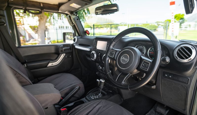 
								2015 Jeep Wrangler Unlimited 3.6L Rubicon full									