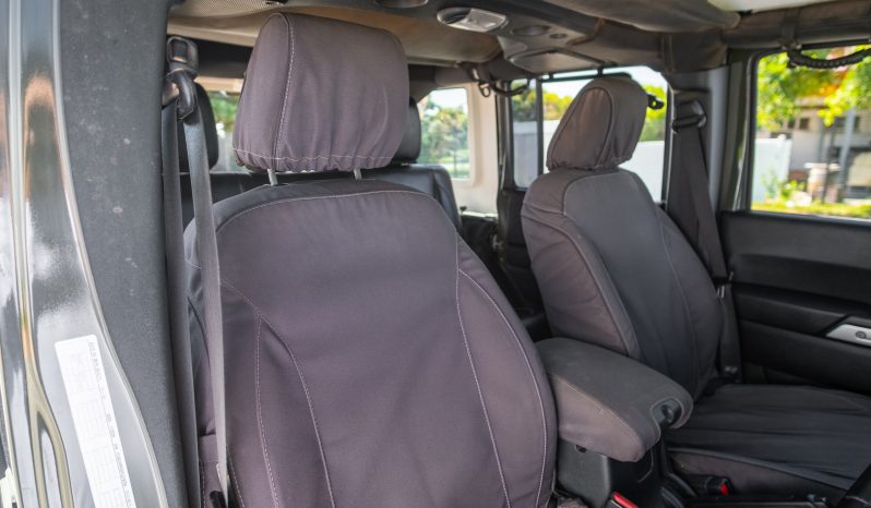 
								2015 Jeep Wrangler Unlimited 3.6L Rubicon full									