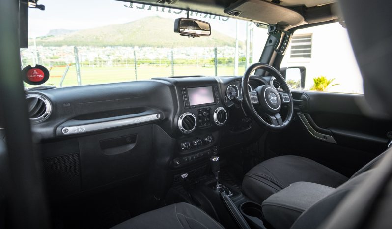 
								2015 Jeep Wrangler Unlimited 3.6L Rubicon full									