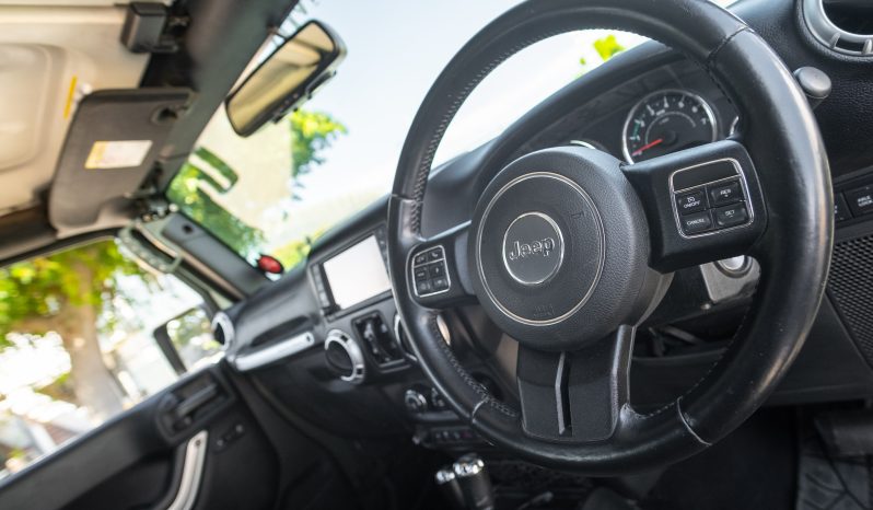 
								2015 Jeep Wrangler Unlimited 3.6L Rubicon full									
