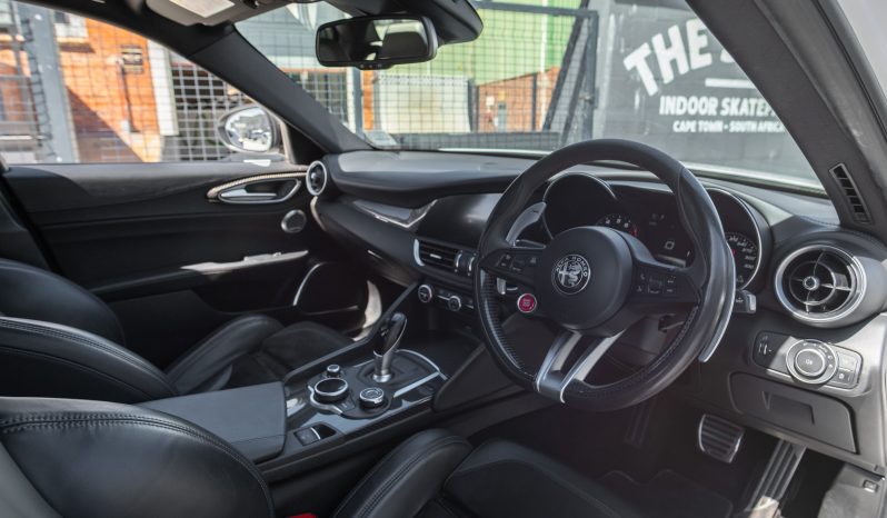 
								2019 Alfa Romeo Giulia Quadrifoglio full									
