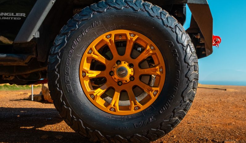 
								2015 Jeep Wrangler Unlimited 3.6L Rubicon full									