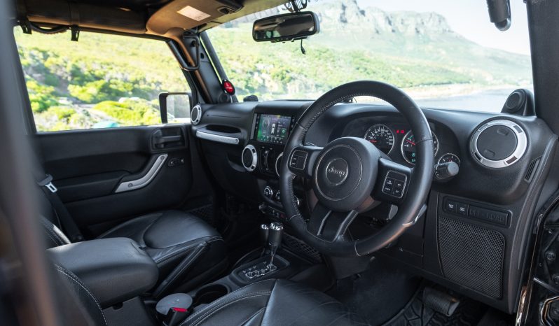 
								2015 Jeep Wrangler Unlimited 3.6L Rubicon full									