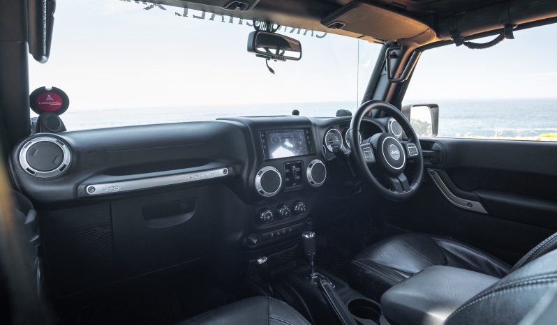 
								2015 Jeep Wrangler Unlimited 3.6L Rubicon full									