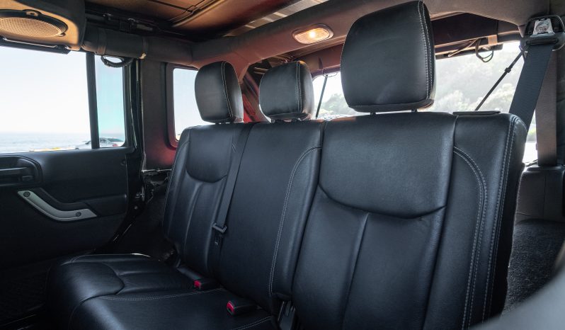 
								2015 Jeep Wrangler Unlimited 3.6L Rubicon full									